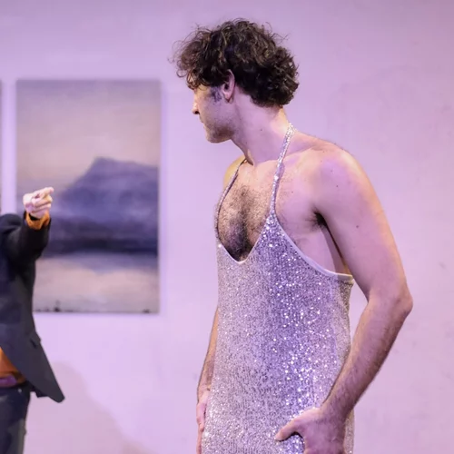 4 θεατρικές παραστάσεις σήκωσαν ξανά αυλαία αυτή την εβδομάδα