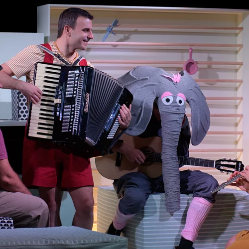 "Ένας ελέφαντας στο δωμάτιο": Η Ειρήνη Αναγνωστοπούλου γράφει για το τρυφερό έργο που μιλάει για τη μνήμη και την απώλειά της