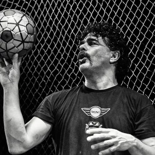 Ο Σήφης Πολυζωίδης σκοράρει ξανά με το "Football-Το παιχνίδι της ανθρωπότητας"