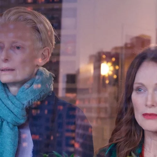 "The Room Next Door": Τρέιλερ για την πρώτη αγγλόφωνη ταινία του Πέδρο Αλμοδόβαρ