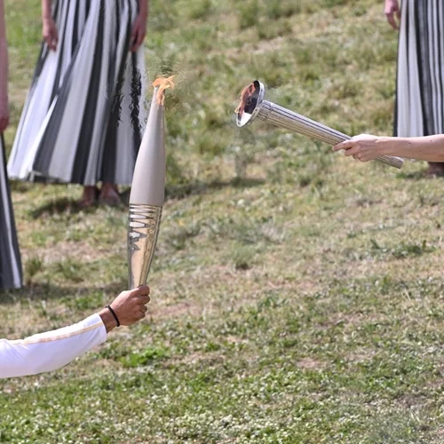 Η Ολυμπιακή Φλόγα ξεκινάει το ταξίδι της για το Παρίσι | Όλα όσα έγιναν στην τελετή αφής στην Αρχαία Ολυμπία