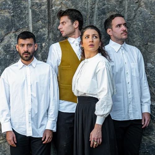 Είδαμε την παράσταση "Ο Γιάννης το βούδι" της Ευαγγελίας Γατσωτή για το σκληρό πρόσωπο της κλειστής κοινωνίας