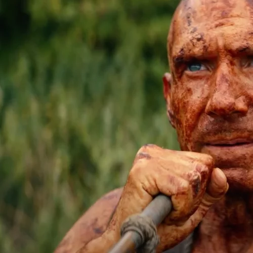 Ο Ρέιφ Φάινς μακελεύει ζόμπι στο τρέιλερ του "28 Χρόνια Μετά: Ο Ναός των Οστών"