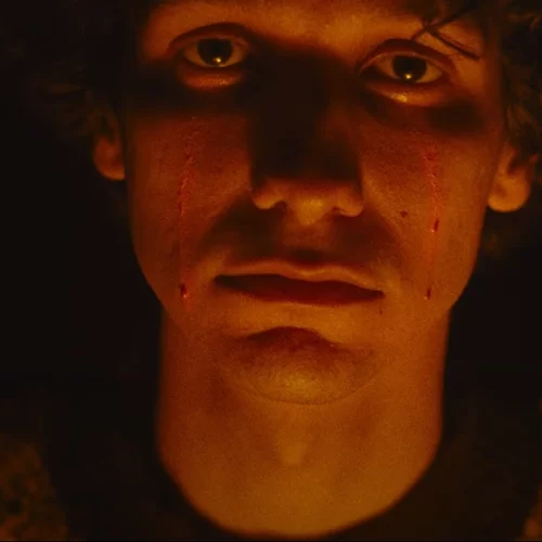 Μην αγνοήσετε το ρετρο-γοτθικό teaser του "Αγαπούσε τα Λουλούδια Περισσότερο"