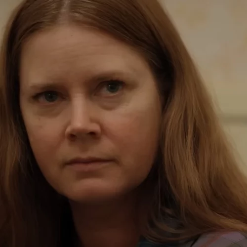 Η Έιμι Άνταμς μεταμορφώνεται σε σκύλο στο trailer του "Nightbitch"