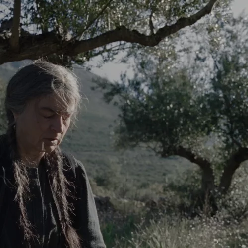 Η Καρυοφυλλιά Καραμπέτη σαρώνει στο τρέιλερ της "Φόνισσας"