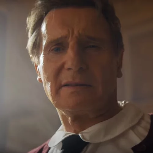 Ο Λίαμ Νίσον είναι ένα μεταμφιεσμένο κοριτσάκι στο τρέιλερ του "Naked Gun"