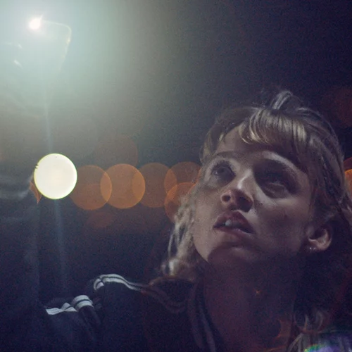 Την Ίδια Ώρα, στη Γη