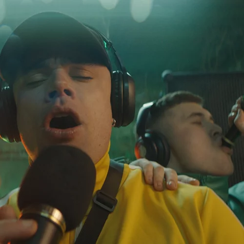 Οι Kneecap μας μιλούν για τη Βόρεια Ιρλανδία, τα χανγκόβερ και το πώς έκαναν την ταινία - έκπληξη της χρονιάς