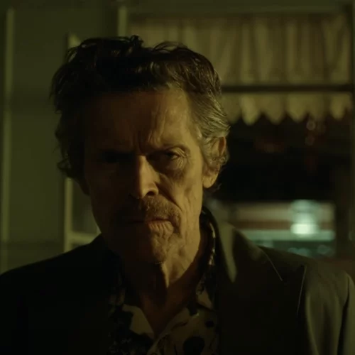 Ο Γουίλεμ Νταφόε χορεύει ξέφρενα σε ταβέρνα και στο ρυθμό των ΓΑΜΜΑΓΑΜΜΑ