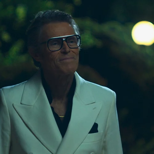 Ο Γουίλεμ Νταφόε είναι πανούργος μεγιστάνας στο τρέιλερ του "Birthday Party"