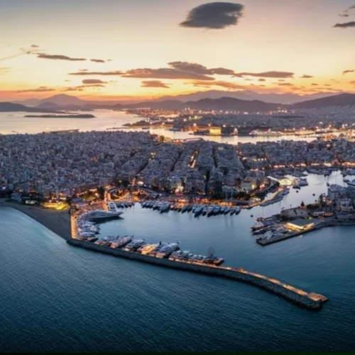 Συγκινητικά "Goodbye" στην ιστορική προβλήτα του λιμανιού του Πειραιά