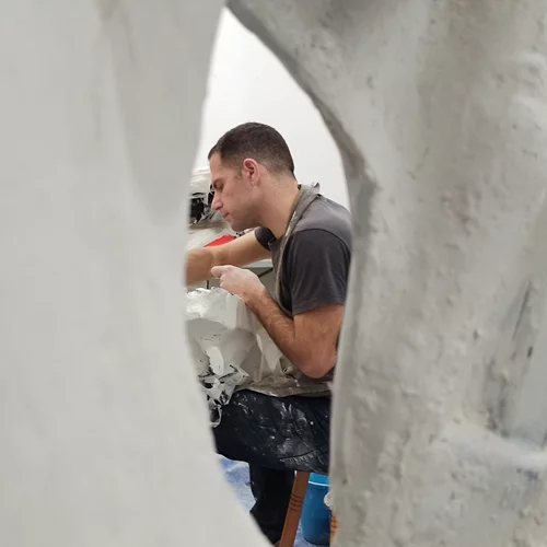 "Crossbreeds": Ο Αύγουστος Βεϊνόγλου προτείνει ένα ανοίκειο μέλλον που θολώνει τα όρια έμψυχου-άψυχου