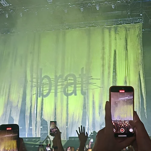 Primavera Sound 2025 μέρα 1η: Το "Viva Palestina" των Idles, το pole dancing της FKA Twigs και τα brat γενέθλια του Troye Sivan