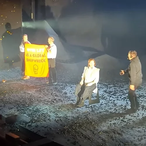 Aκτιβιστές για το κλίμα διέκοψαν παράσταση της Σιγκούρνι Γουίβερ στο Λονδίνο