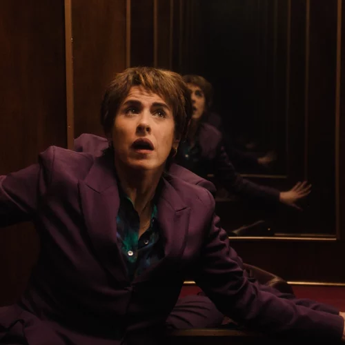 Ένα πολυσύμπαν αλά ελληνικά συστήνει το τρέιλερ του "Νόμου του Μέρφυ"