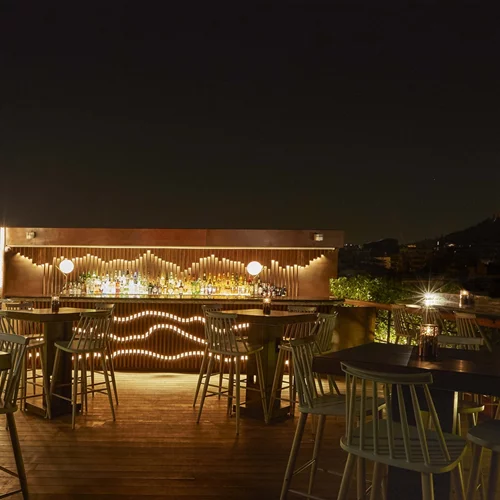 Δροσιστικά κοκτέιλ και ασυναγώνιστη θέα στο "Bar8" του "Μεγάλη Βρεταννία"