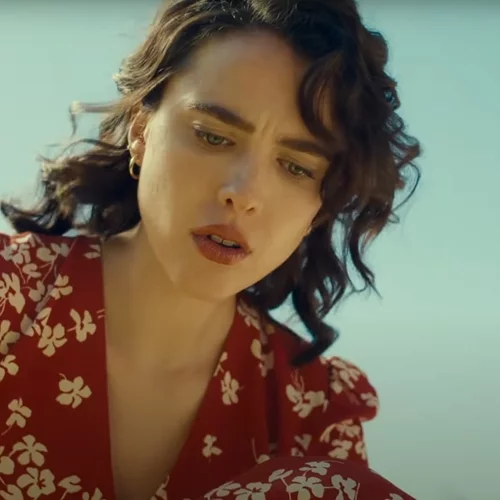 Η Μάργκαρετ Κουάλεϊ κυνηγά μια αίρεση στο "Honey Don't!"