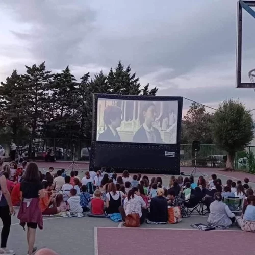 Ένας μήνας δωρεάν προβολές στα προαύλια των σχολείων