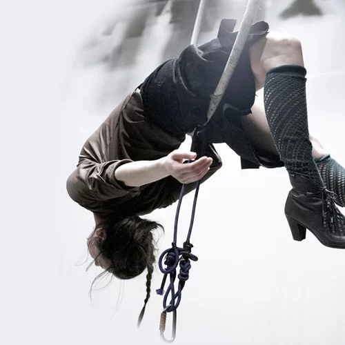 Η ομάδα "κι όμΩς κινείται" ακροβατεί στον κόσμο της "Αλίκης στη Χώρα των Θαυμάτων"