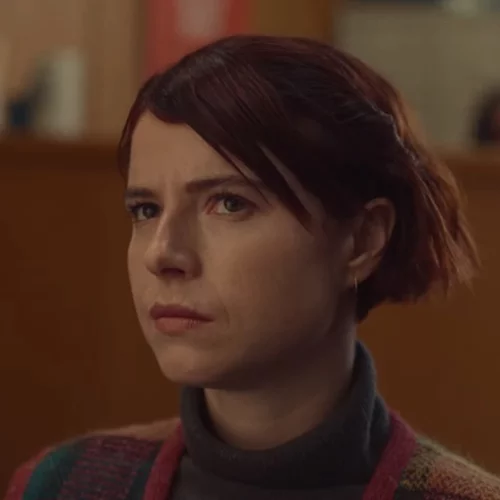 Η Τζέσι Μπάκλι ακούει μια ψεύτικη βροχή στο κλιπ του "Fingernails"