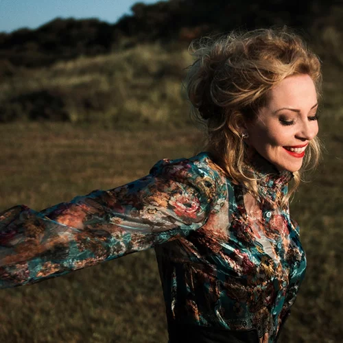 Η Anneke Van Giersbergen έρχεται στο Gazarte