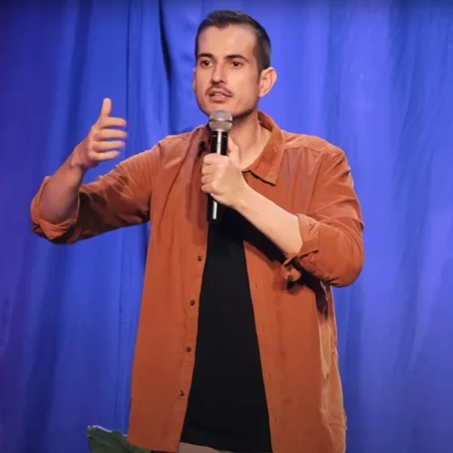 Ο Θανάσης Σαμαράς είναι ό,τι πιο αστείο υπάρχει στο ελληνικό ίντερνετ αυτήν τη στιγμή