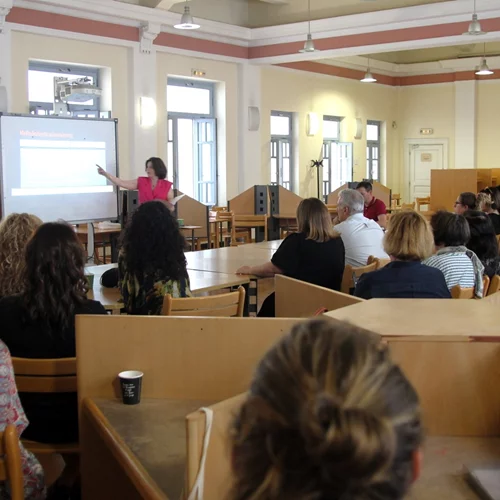 Τι είναι η γλωσσική "βαβέλ" και πώς επηρεάζει τις παραστατικές τέχνες;