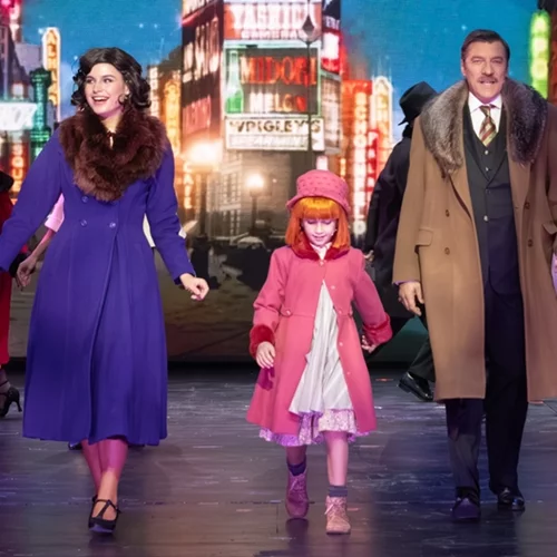 'Annie': Ένα θεαματικό μιούζικαλ στο Παλλάς γεμίζει την καρδιά μας με τη χαρά του "αύριο"