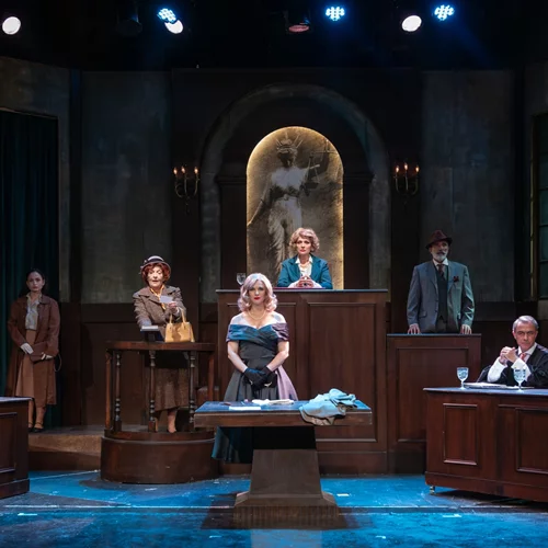 Happy Productions: Επτά παραστάσεις δίνουν νόημα και συγκίνηση στις γιορτές