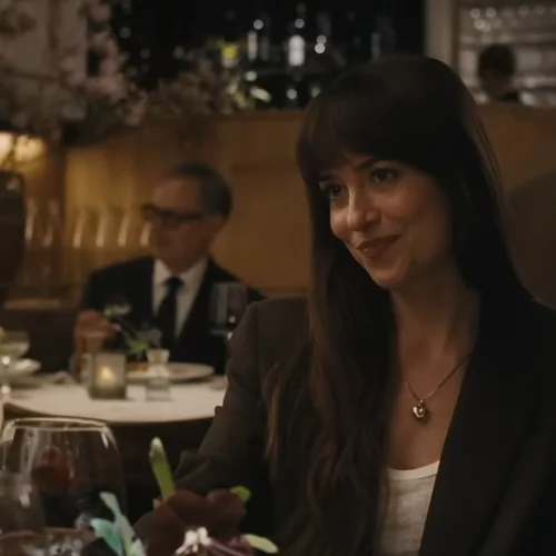 Η Ντακότα Τζόνσον ερωτεύεται Πέδρο Πασκάλ και Κρις Έβανς στο "Materialists"