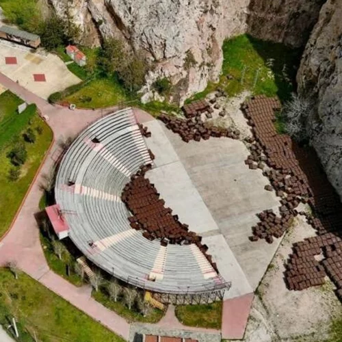 Τι θα δούμε φέτος στη Σκιά των Βράχων;