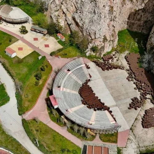 Ξεκαθαρίζει η κατάσταση με τα θέατρα Βράχων