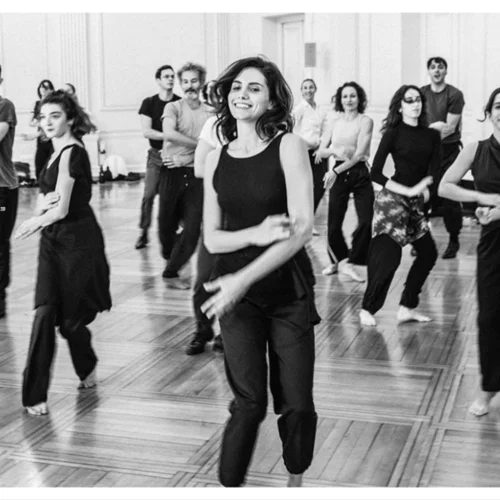 Το "Kontakthof" της Πίνα Μπάους ξαναζωντανεύει στο Εθνικό Θέατρο με ελληνικό θίασο