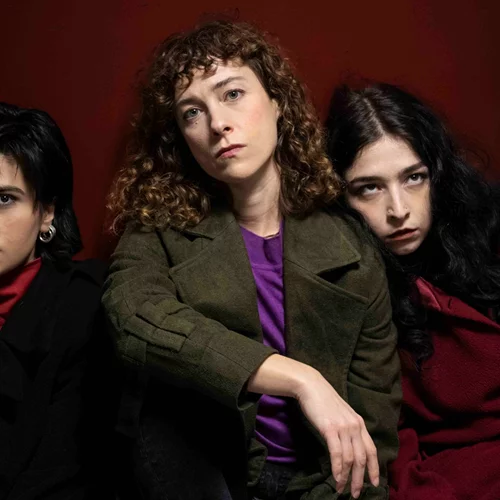 "24 ώρες σ’ έναν κόσμο που δεν μας ανήκει": Ο Παντελής Φλατσούσης συνομιλεί με το "Μίσος" στο Θέατρο Τέχνης