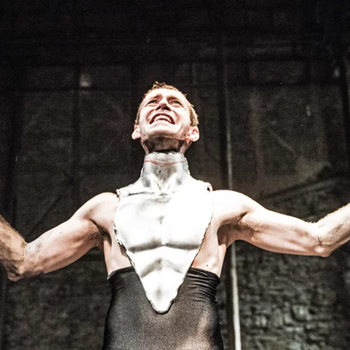 "Αιαυτός": Το τέλος του ήρωα μέσα από τη σκηνοθετική ματιά του Χάρη Φραγκούλη σε κείμενο Δημήτρη Δημητριάδη