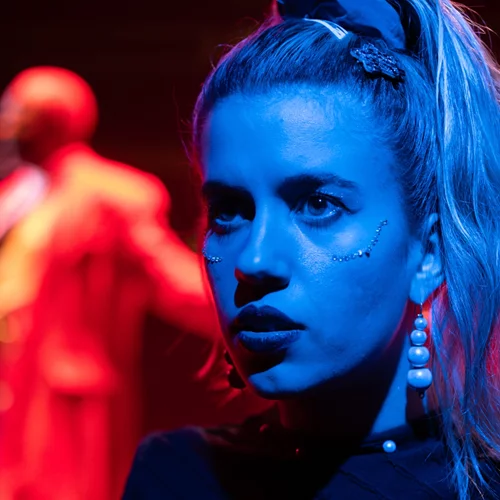 Η πολιτική ορθότητα μας "εξευγενίζει" ή αφήνει την αλήθεια ανείπωτη, διερωτάται η παράσταση "Κόκκινες γραμμές ή Λέξεις που κάνουν τζιζ" στο Θέατρο του Νέου Κόσμου