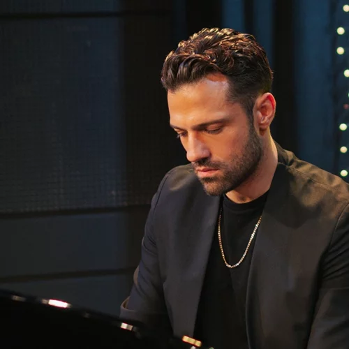 Ο Κωνσταντίνος Αργυρός τραγουδά για την  Aurora