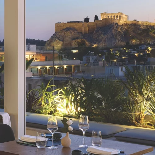 Whispers Amalia Hotels: Καλοκαιρινές γεύσεις με κάδρο την Ακρόπολη
