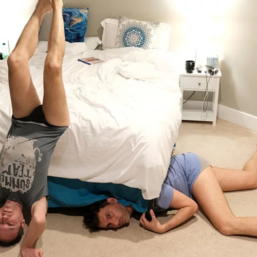 "Crushed Bitter Oranges": Μία χιουμοριστική περφόρμανς από τους Vaskos στο πλαίσιο του "Evrovizion"