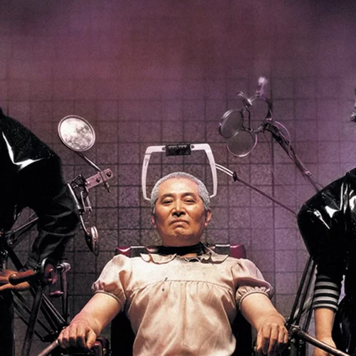 Είδαμε την ακραία ταινία που κάνει ριμέικ ο Γιώργος Λάνθιμος