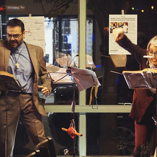 "Η Γυναίκα της Ζάκυθος": Ποίηση και μνήμη σε ζωντανό καφενείο