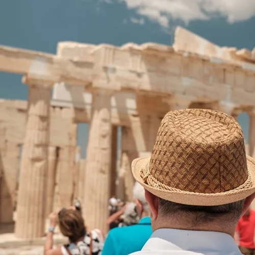 Πώς θα επηρεάσει η παγκόσμια οικονομία τον ελληνικό τουρισμό το 2025;