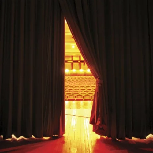 Ο Gent Hazizi έρχεται στο Από Μηχανής Θέατρο για ένα stand up comedy στ’ αλβανικά