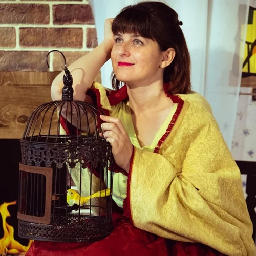 Η "Μπάμπουσκα" της Ξένιας Καλογεροπούλου στο Δημοτικό Θέατρο Πειραιά