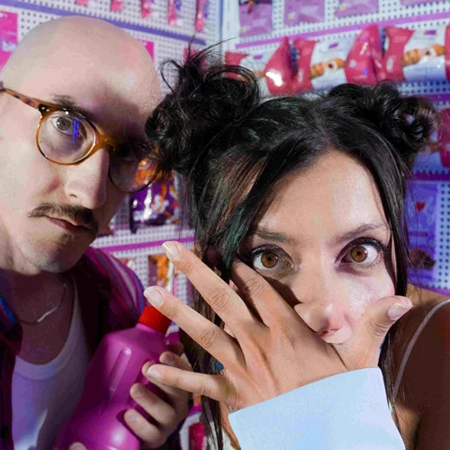 "Εκτός τόνου": Μια υπαρξιακή κωμωδία από τους Fem Tettix για την αναζήτηση της ευτυχίας