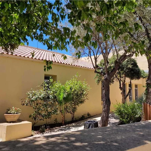 ΥΠΠΟ: Νεότερο μνημείο η πατρική οικία των Μίκη και Γιάννη Θεοδωράκη στα Χανιά