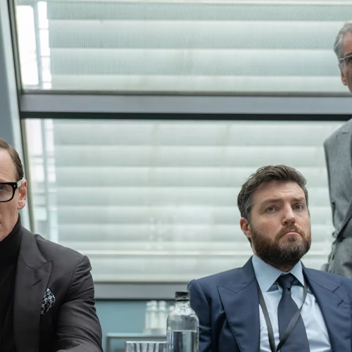 Ο Μάικλ Φασμπέντερ κατασκοπεύει την Κέιτ Μπλάνσετ στις "Σκιές στο Σκοτάδι"