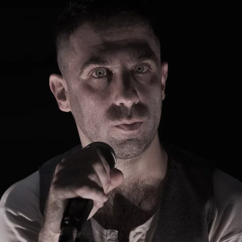 Ο Άρης Μπινιάρης δεν χάνει ποτέ τη σχέση του με το "Θείο τραγί"