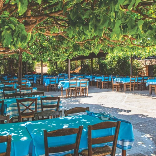 Στην Παιανία, για τη μερακλίδικη ταβέρνα του 'Κώστα'